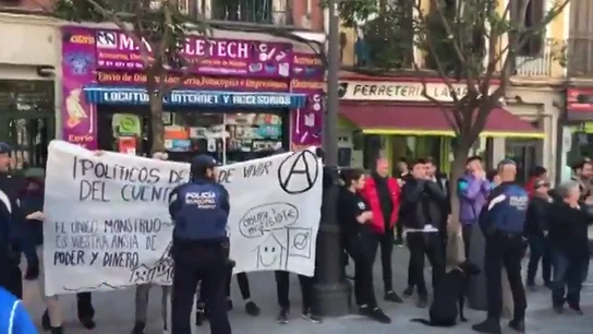 Un grupo de personas irrumpe en un acto de Vox en Madrid al grito de "fascistas" Un grupo de personas irrumpe en un acto de Vox en Madrid al grito de "fascistas"
