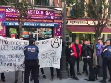 Un grupo de personas irrumpe en un acto de Vox en Madrid al grito de "fascistas" Un grupo de personas irrumpe en un acto de Vox en Madrid al grito de "fascistas"