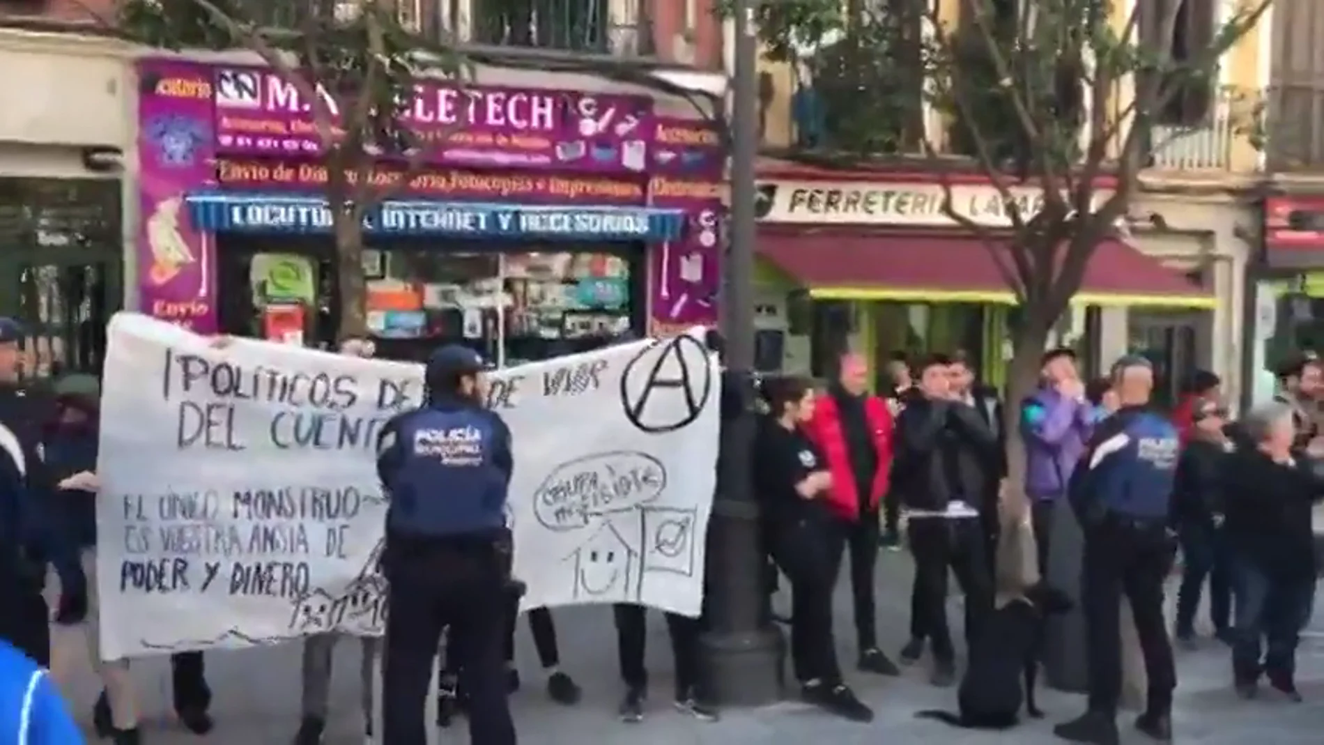 Un grupo de personas irrumpe en un acto de Vox en Madrid al grito de "fascistas"