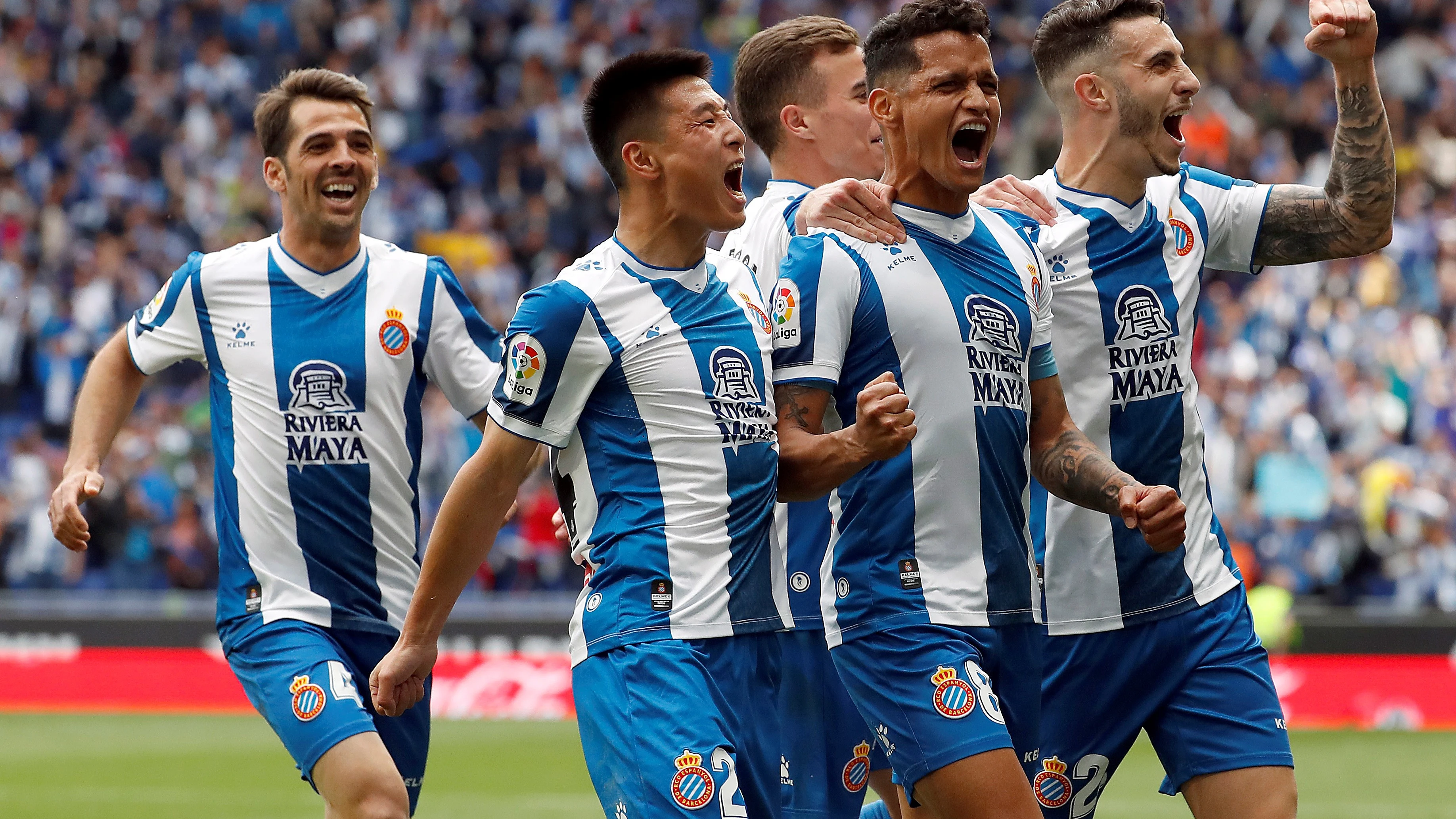 Los futbolistas del Espanyol, eufóricos con el gol en el RCDE Stadium