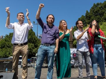 El secretario general de Podemos, Pablo Iglesias, junto a otros candidatos saludan a los asistentes al acto electoral que celebran en Sevilla El secretario general de Podemos, Pablo Iglesias, junto a otros candidatos saludan a los asistentes al acto electoral que celebran en Sevilla