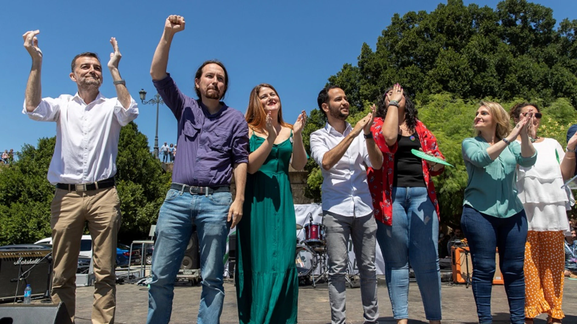 El secretario general de Podemos, Pablo Iglesias, junto a otros candidatos saludan a los asistentes al acto electoral que celebran en Sevilla