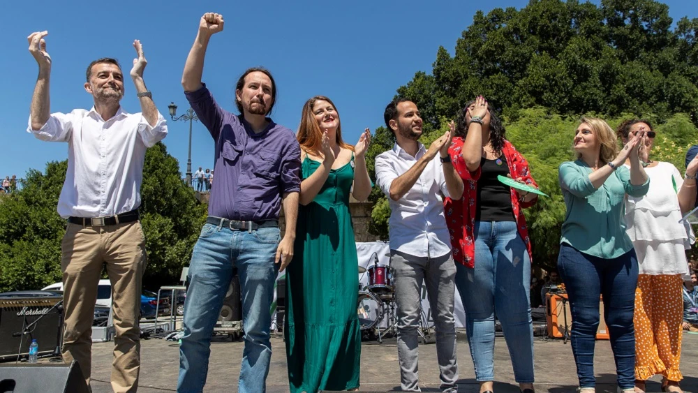 El secretario general de Podemos, Pablo Iglesias junto a otros candidatos saludan a los asistentes al acto electoral que celebran en Sevilla