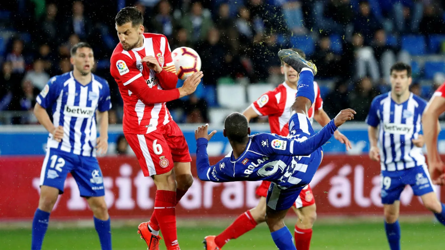 Granell recibe un balonazo en el partido ante el Alavés Granell recibe un balonazo en el partido ante el Alavés