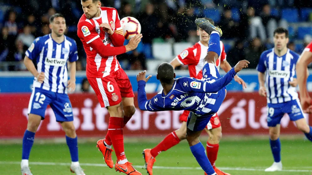 Granell recibe un balonazo en el partido ante el Alavés