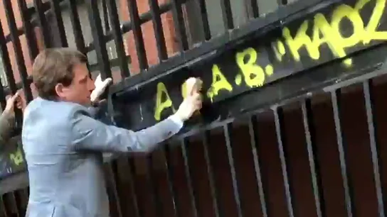 Martínez-Almeida 'borra' con un cepillo una pintada contra la Policía en Vicálvaro Martínez-Almeida 'borra' con un cepillo una pintada contra la Policía en Vicálvaro