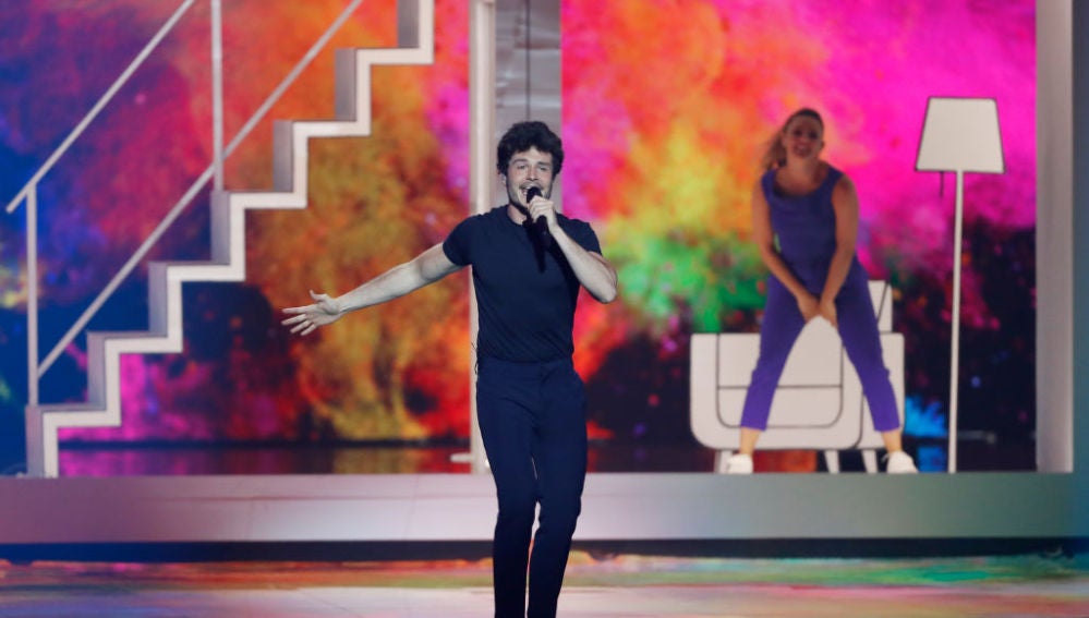 Miki cantando 'La Venda' en Eurovisión 2019