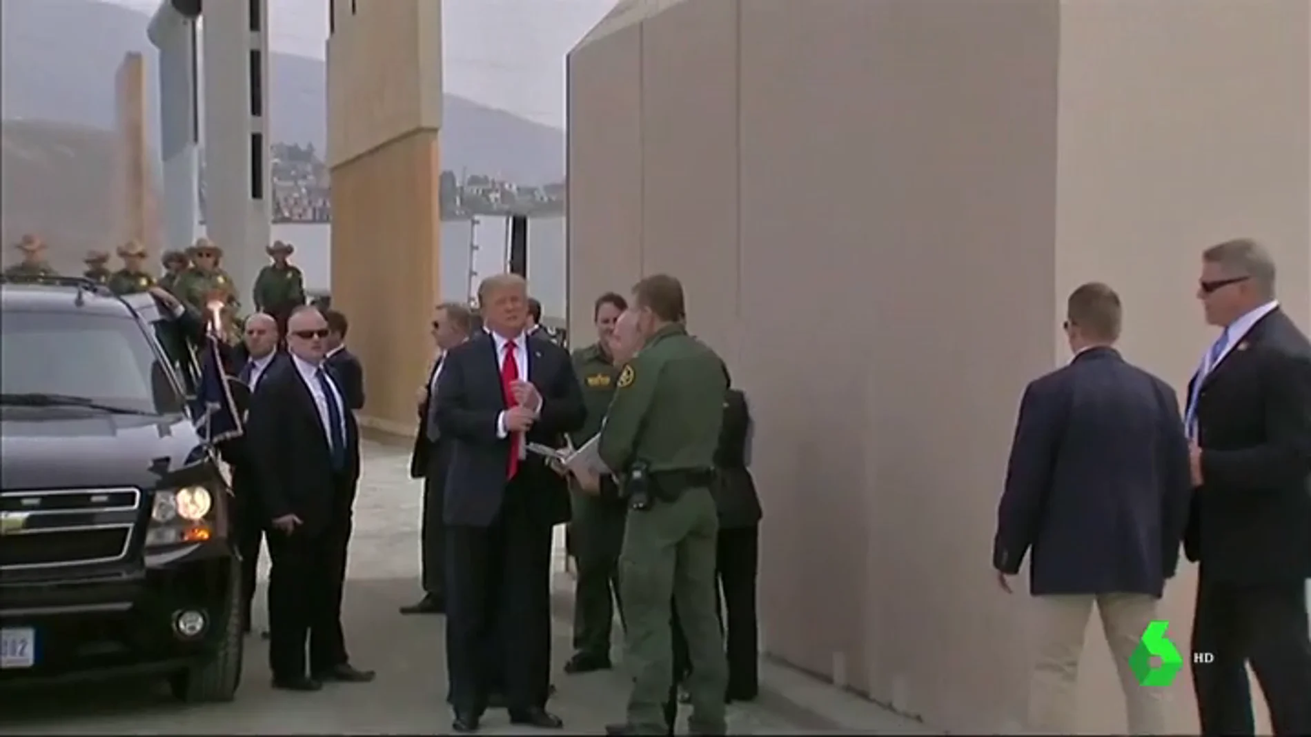 Donald Trump en el muro fronterizo