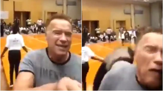 Brutal patada a Arnold Schwarzenegger en un acto en Sudáfrica Brutal patada a Arnold Schwarzenegger en un acto en Sudáfrica