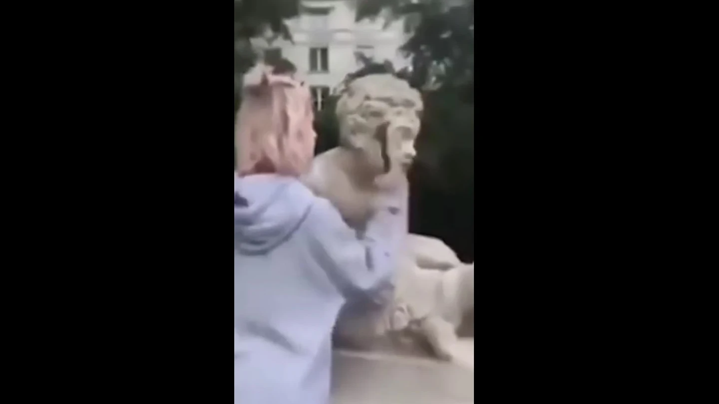 Una influencer destroza una escultura en Polonia Una influencer destroza una escultura en Polonia