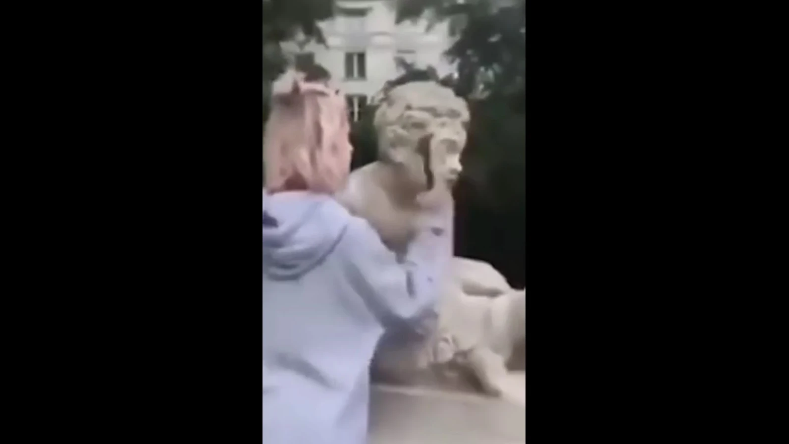 Una influencer destroza una escultura en Polonia