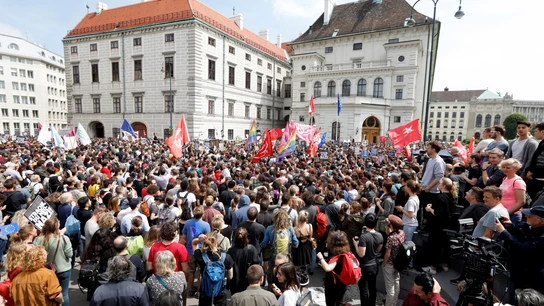 Miles de austríacos protestan para pedir elecciones Miles de austríacos protestan para pedir elecciones