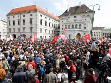Miles de austríacos protestan para pedir elecciones Miles de austríacos protestan para pedir elecciones