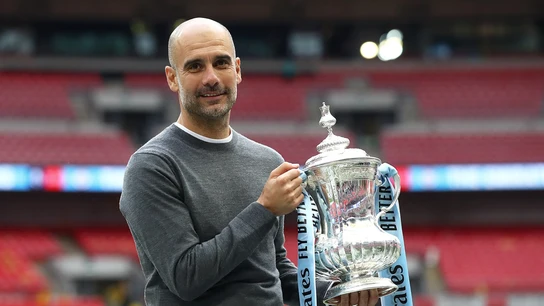 Guardiola posa sonriente con el trofeo de la FA Cup Guardiola posa sonriente con el trofeo de la FA Cup