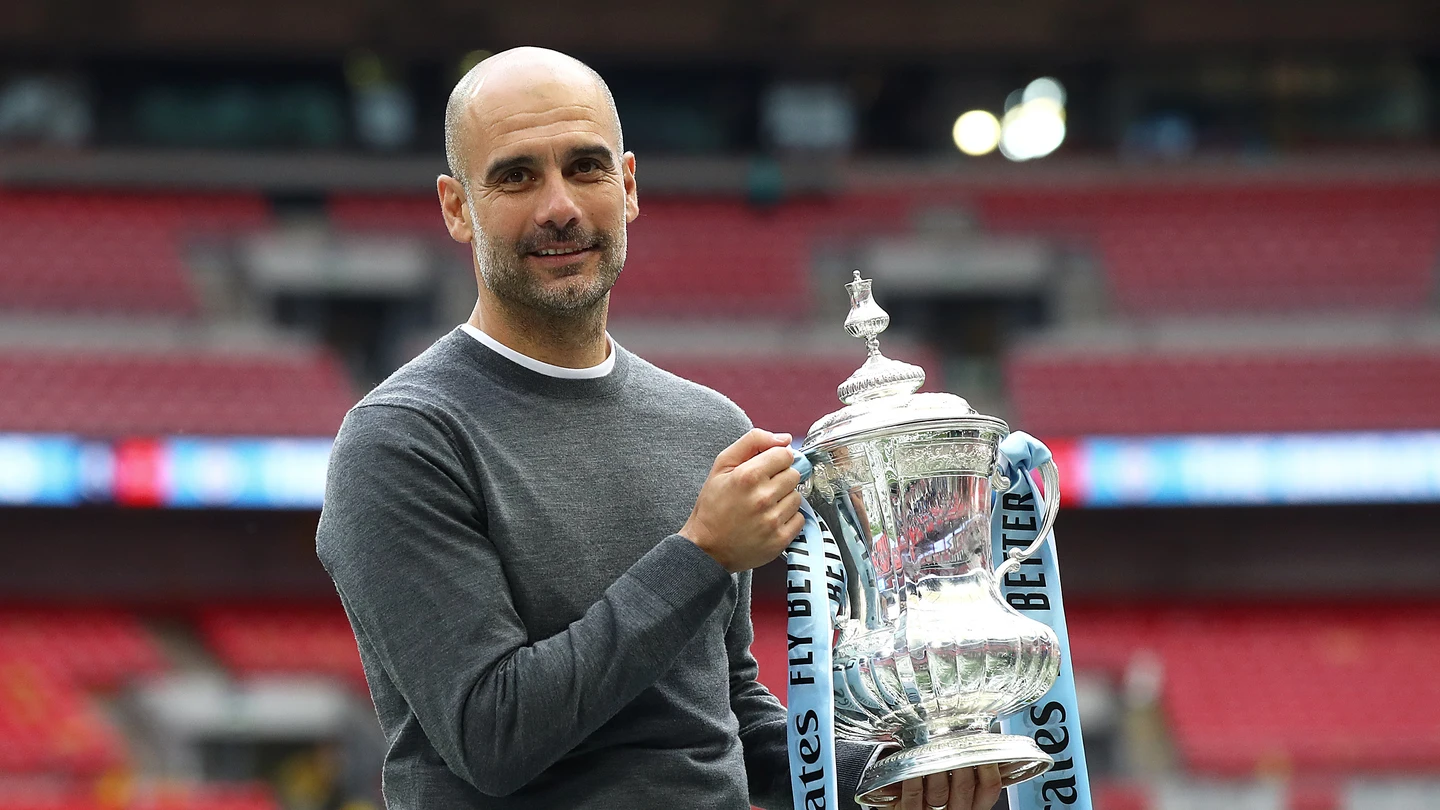 Guardiola posa sonriente con el trofeo de la FA Cup Guardiola posa sonriente con el trofeo de la FA Cup