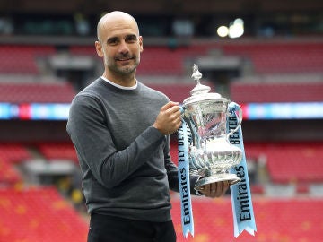 Guardiola posa sonriente con el trofeo de la FA Cup Guardiola posa sonriente con el trofeo de la FA Cup