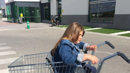 Imagen de la niña con movilidad reducida en un carro adaptado del Mercadona Imagen de la niña con movilidad reducida en un carro adaptado del Mercadona