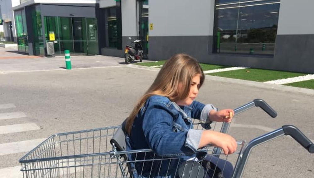 Imagen de la niña con movilidad reducida en un carro adaptado del Mercadona