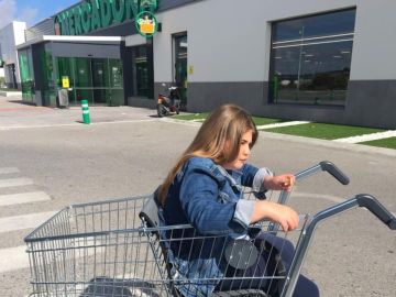 Imagen de la niña con movilidad reducida en un carro adaptado del Mercadona Imagen de la niña con movilidad reducida en un carro adaptado del Mercadona