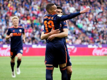 Rodrigo y Guedes celebran el gol del Valencia Rodrigo y Guedes celebran el gol del Valencia