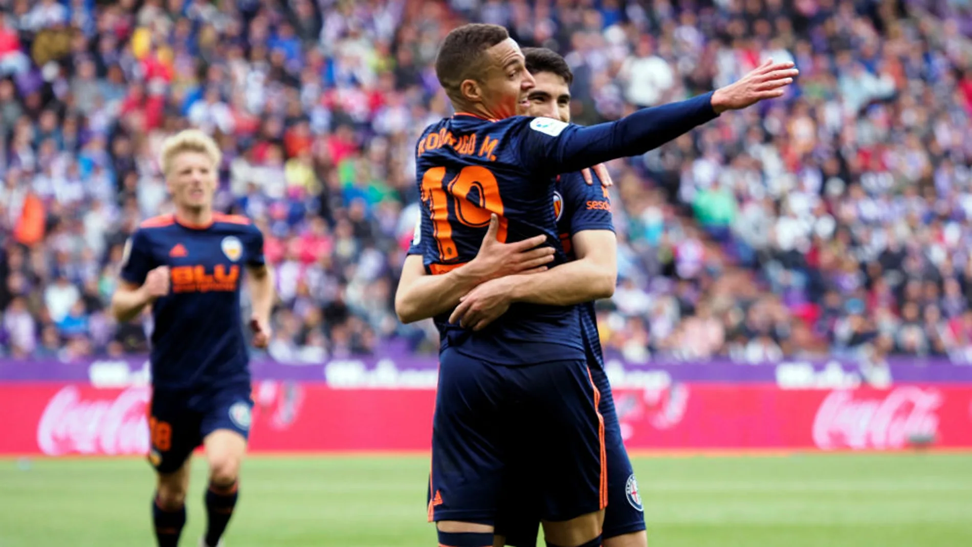 Rodrigo y Guedes celebran el gol del Valencia