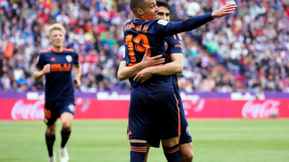 Rodrigo y Guedes celebran el gol del Valencia