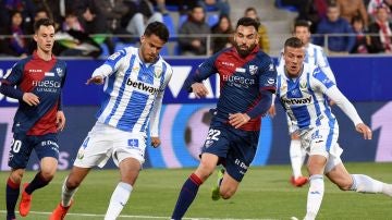 Reyes intenta despejar el balón en el ataque de Enric Gallego