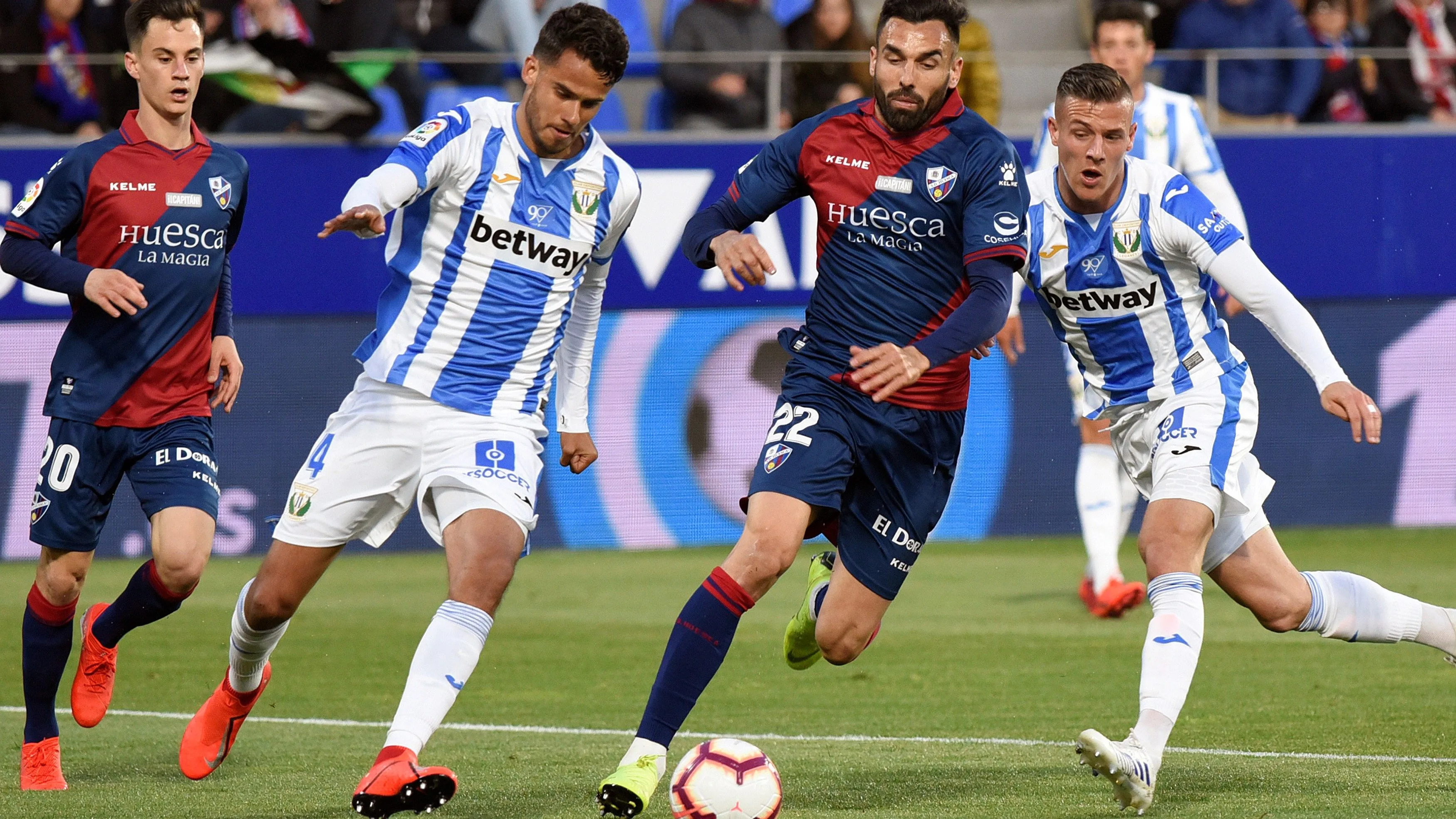 Reyes intenta despejar el balón en el ataque de Enric Gallego