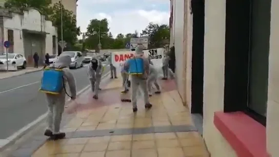Limpian el suelo por donde pasa Albert Rivera vestidos con trajes de fumigar en un acto en Estella Limpian el suelo por donde pasa Albert Rivera vestidos con trajes de fumigar en un acto en Estella