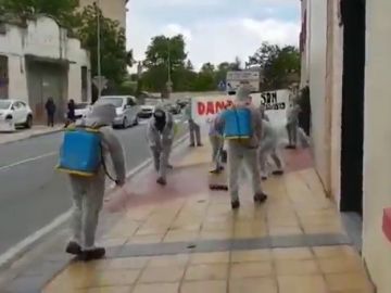 Limpian el suelo por donde pasa Albert Rivera vestidos con trajes de fumigar en un acto en Estella Limpian el suelo por donde pasa Albert Rivera vestidos con trajes de fumigar en un acto en Estella