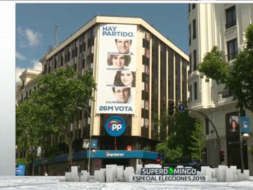 Una nueva lona con la foto de los candidatos cubre la fachada del PP en Génova Una nueva lona con la foto de los candidatos cubre la fachada del PP en Génova