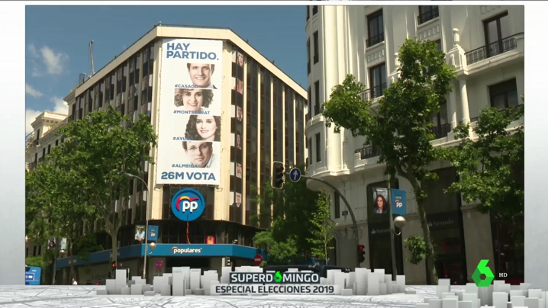 Una nueva lona con la foto de los candidatos cubre la fachada del PP en Génova