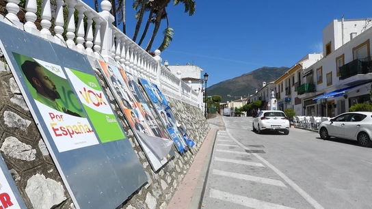 Carteles de los distintos partidos expuestos en una calle de la localidad malagueña de Benahavís, municipio con un 70 por ciento de residentes extranjeros y cercano a Marbella. Carteles de los distintos partidos expuestos en una calle de la localidad malagueña de Benahavís, municipio con un 70 por ciento de residentes extranjeros y cercano a Marbella.