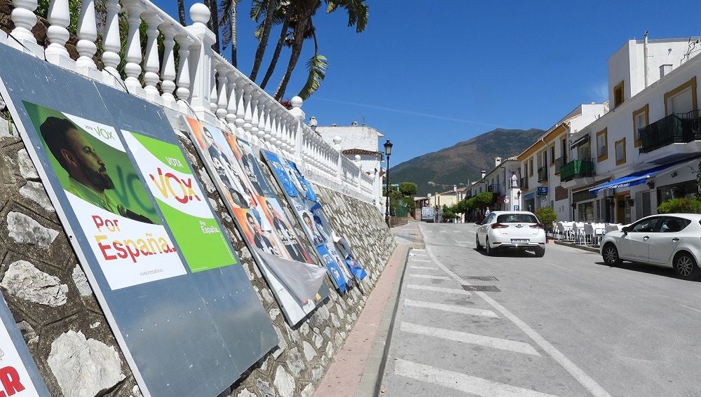 Carteles de los distintos partidos expuestos en una calle de la localidad malagueña de Benahavís, municipio con un 70 por ciento de residentes extranjeros y cercano a Marbella.