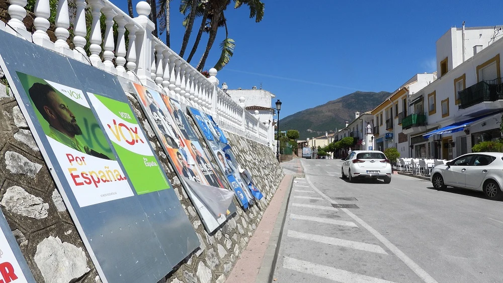 Carteles de los distintos partidos expuestos en una calle de la localidad malagueña de Benahavís, municipio con un 70 por ciento de residentes extranjeros y cercano a Marbella. 