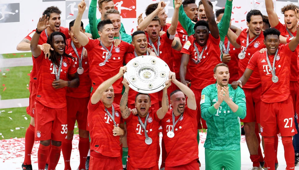Los futbolistas del Bayern levantan el título de la Bundesliga