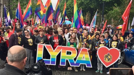 Miles de manifestantes se reúnen en Belfast para exigir el reconocimiento del matrimonio homosexual Miles de manifestantes se reúnen en Belfast para exigir el reconocimiento del matrimonio homosexual