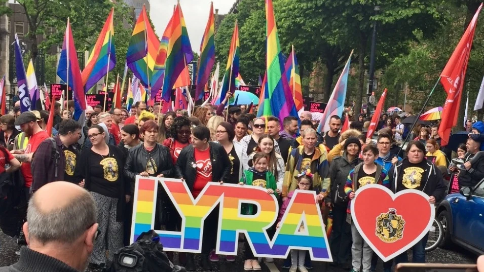 Miles de manifestantes se reúnen en Belfast para exigir el reconocimiento del matrimonio homosexual