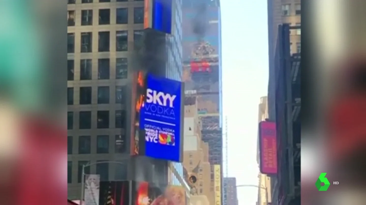 Arde una de las pantallas publicitarias de Times Square Arde una de las pantallas publicitarias de Times Square