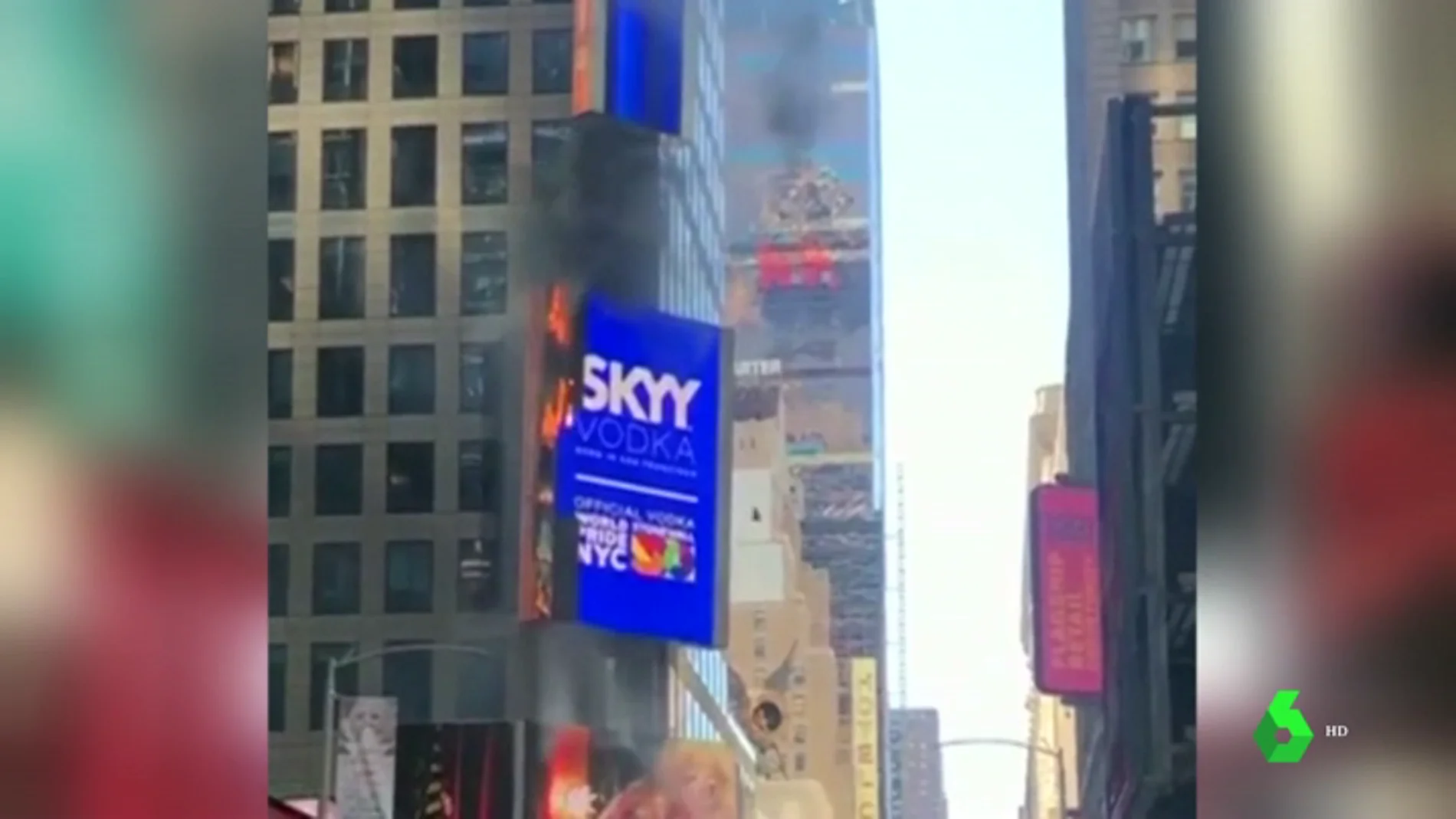 Arde una de las pantallas publicitarias de Times Square