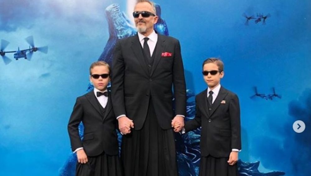 Miguel Bosé posa por primera vez con sus hijos en un estreno en Los Ángeles