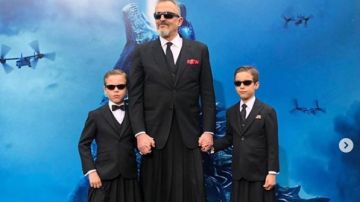 Miguel Bosé posa por primera vez con sus hijos en un estreno en Los Ángeles