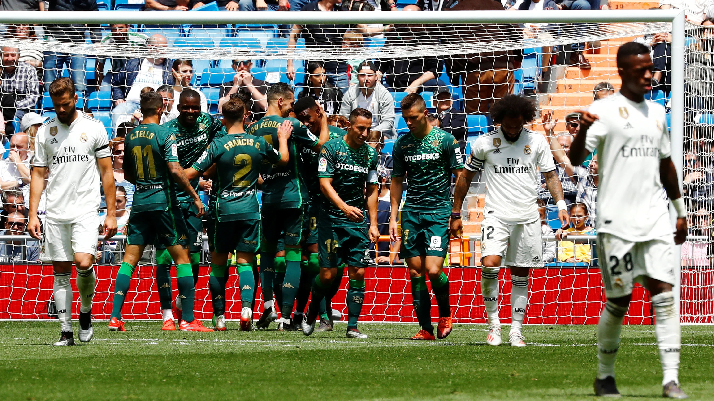 Los futbolistas del Betis celebran su gol ante el Real Madrid