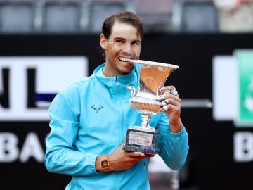 Rafa Nadal 'muerde' el trofeo conquistado en Roma Rafa Nadal 'muerde' el trofeo conquistado en Roma
