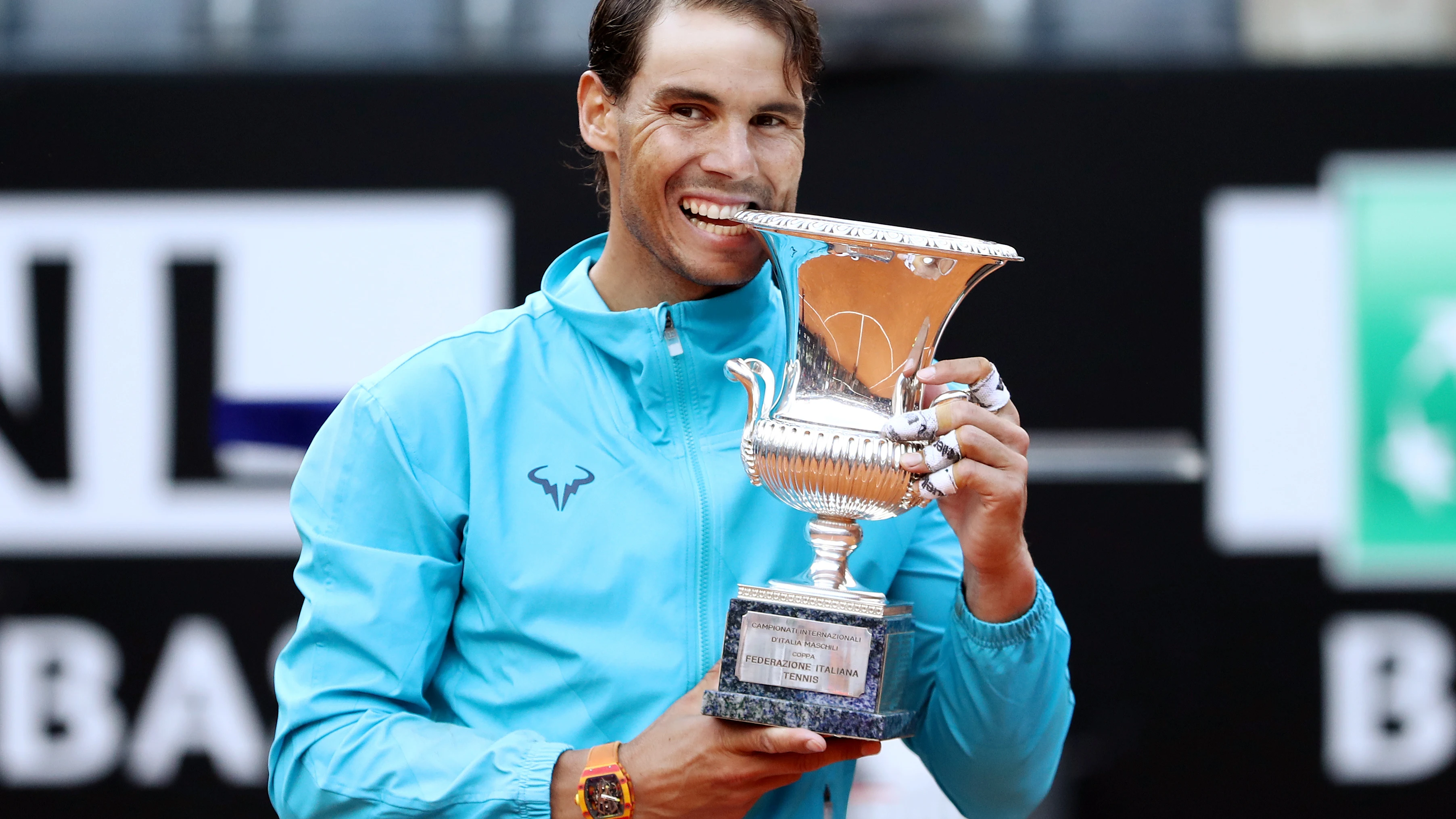 Rafa Nadal 'muerde' el trofeo conquistado en Roma