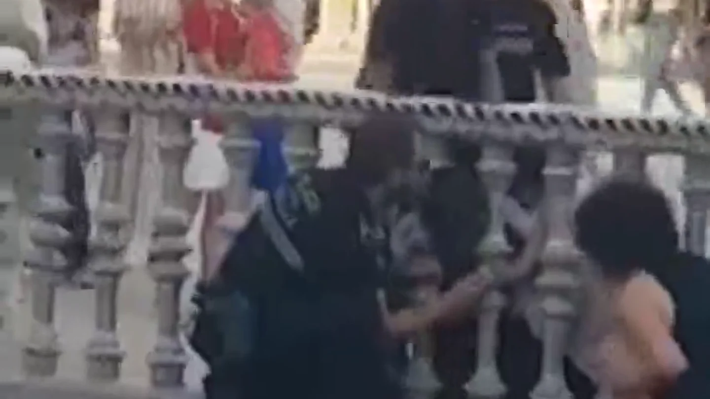 Un niño se queda atrapado entre los barrotes del estanque de la Plaza de España de Sevilla Un niño se queda atrapado entre los barrotes del estanque de la Plaza de España de Sevilla