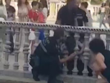 Un niño se queda atrapado entre los barrotes del estanque de la Plaza de España de Sevilla Un niño se queda atrapado entre los barrotes del estanque de la Plaza de España de Sevilla