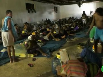 El infierno de los migrantes que (mal) viven en centros de detención libios: "Nadie puede cuidar de nosotros" El infierno de los migrantes que (mal) viven en centros de detención libios: "Nadie puede cuidar de nosotros"
