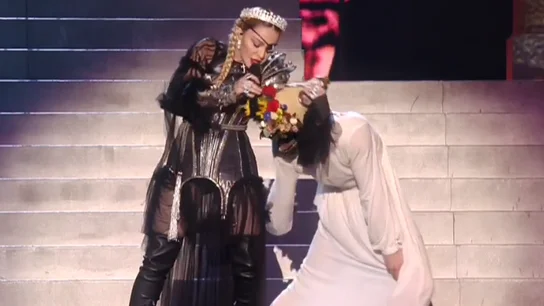 Madonna durante su actuación en Eurovisión Madonna durante su actuación en Eurovisión