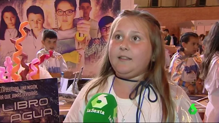 Una niña hablando de 'El libro del agua'